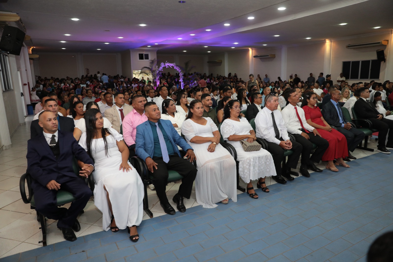 “ENFIM, CASADOS!” Com auditório lotado, 123 casais de migrantes dizem “sim” em casamento coletivo da DPE-RR e parceiros
