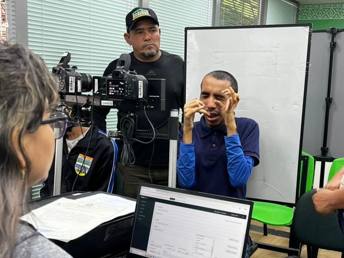 Luiz Carlos levou os filhos para atualizar os documentos de identidade na Carreta dos Direitos em Alto Alegre