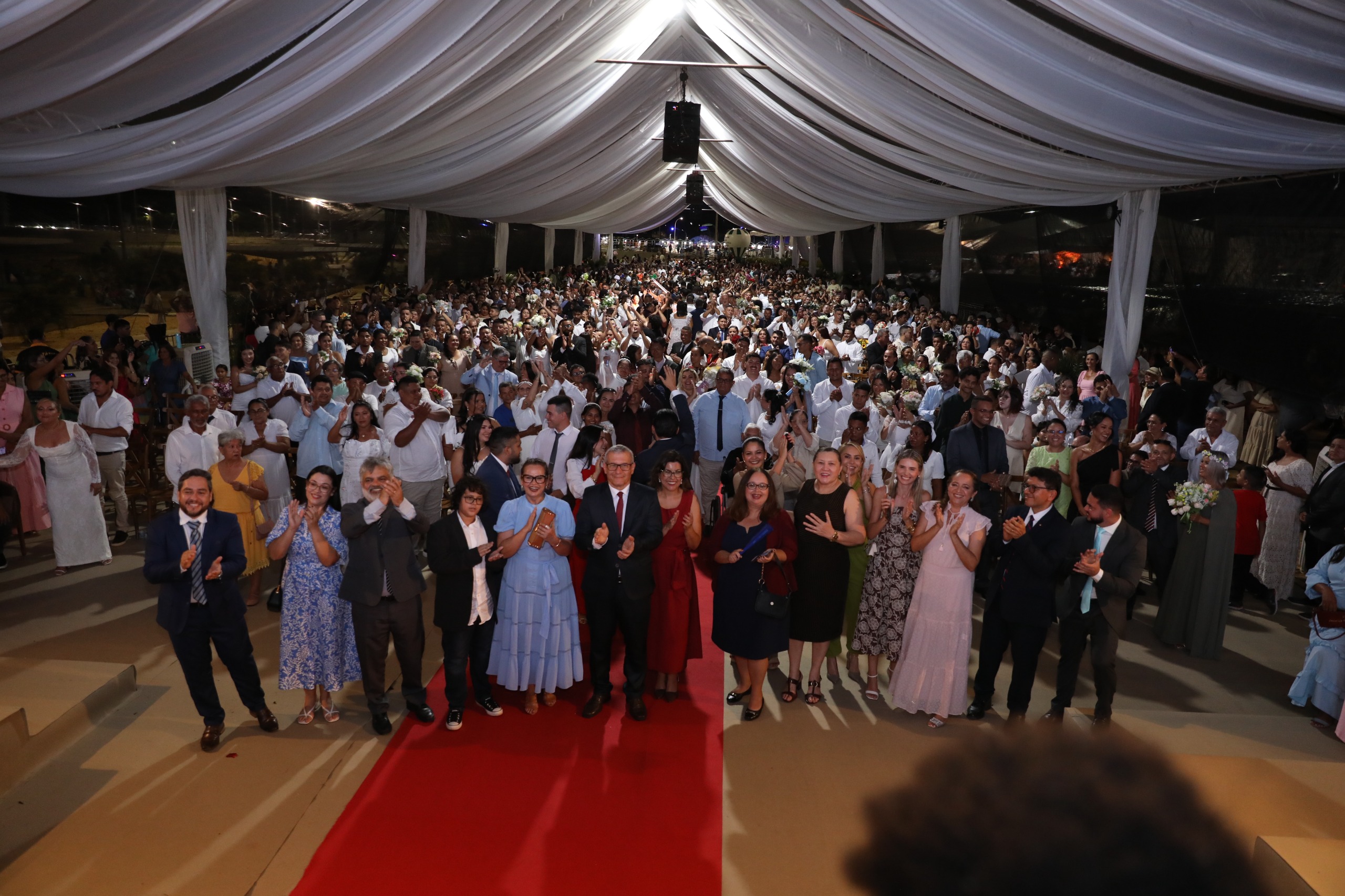 Casais celebraram a oficialização da união durante a cerimônia realizada na sexta-feira (15)