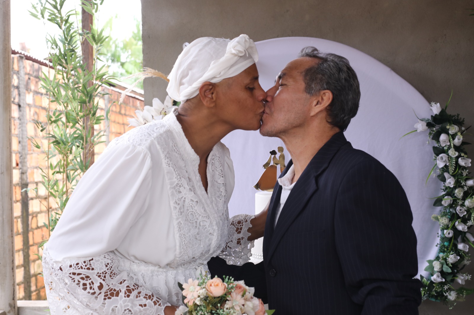 O casal Diana Gonçalves e José Maria oficializaram a união com a ajuda da Defensoria Pública e do Cartório de 2º Ofício Dra. Nathalia Gabrielle Lago da Silva